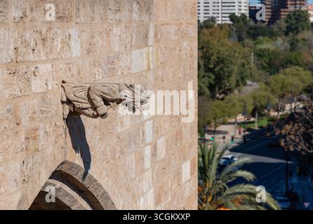 Una foto ravvicinata delle Torri Serranos, a Valencia. Foto Stock