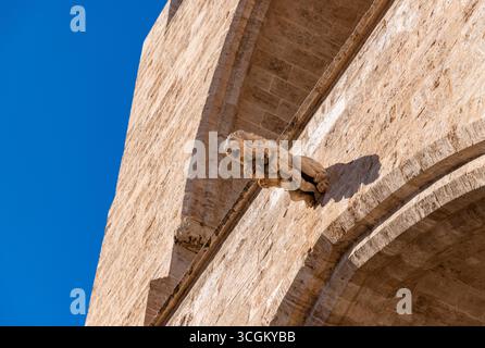 Una foto ravvicinata delle Torri Serranos, a Valencia. Foto Stock