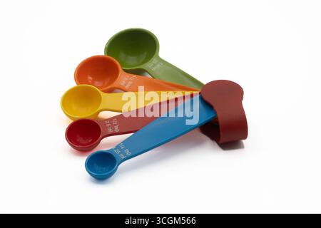 Misuratori multicolore per polveri e liquidi isolati su sfondo bianco Foto Stock