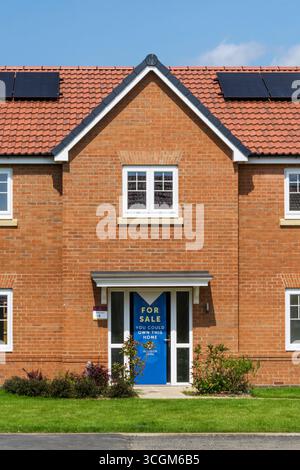 Nuova casa indipendente con quattro camere da letto su due fronti in vendita a South Wootton, alla periferia di King's Lynn, Norfolk. Celle fotovoltaiche o pannelli solari sul tetto. Foto Stock