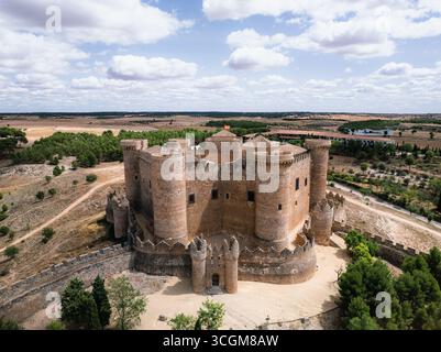 Vista aerea dell'imponente castello di Belmonte che sorge con le sue formidabili mura di pietra contro un cielo estivo, Belmonte, Castilla-la Mancha, Spagna. Foto Stock
