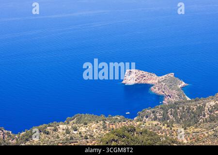 Vista su una penisola rocciosa sul Mar Mediterraneo Foto Stock