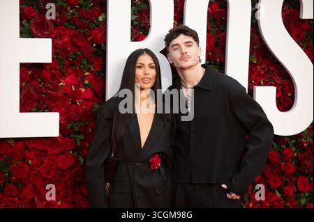 CAM Holmes ed Emily Faye Miller posano insieme sul Red carpet Credit: Independent Photo Agency Srl/Alamy Live News Foto Stock