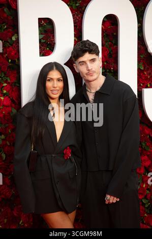 CAM Holmes ed Emily Faye Miller posano insieme sul Red carpet Credit: Independent Photo Agency Srl/Alamy Live News Foto Stock