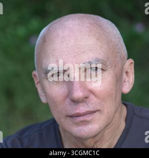 Close up ritratto di uomo di mezza età relax nella natura Foto Stock