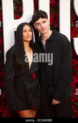 Londra, Regno Unito. 28 agosto 2028. Emily Faye Miller e Cam Holmes posano insieme sul tappeto rosso. Cristina Massei/Alamy Live News Foto Stock