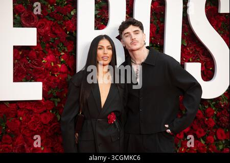 Londra, Regno Unito. 28 agosto 2028. Emily Faye Miller e Cam Holmes posano insieme sul tappeto rosso. Cristina Massei/Alamy Live News Foto Stock