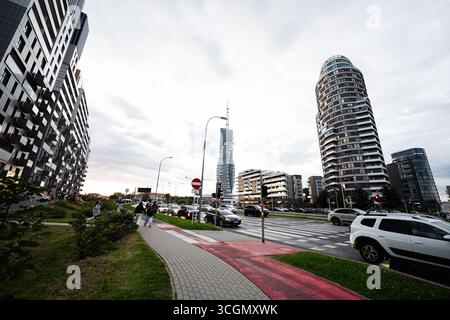 Rzeszow, Polonia - 22 agosto 2025: Paesaggio urbano a Rzeszow, Polonia, con edifici alti e un'area pedonale attiva Foto Stock
