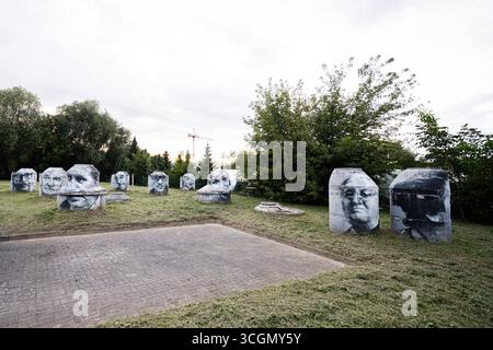 Rzeszow, Polonia - 22 agosto 2025: Mostra d'arte all'aperto che mostra i volti dipinti su blocchi, situata a Rzeszow, Polonia. 14 ritratti murali di persone da Foto Stock
