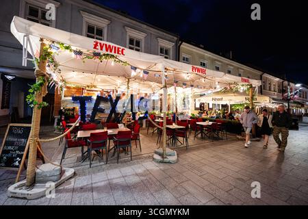 Rzeszow, Polonia - 22 agosto 2025: Accogliente area pranzo all'aperto a Rzeszow, Polonia, con un tema texano di primo piano. Foto Stock