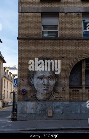 Parigi, Francia, 08.25.2025 Ritratto della fisica Marie Curie dipinto su un muro nel V arrondissement di Parigi Foto Stock