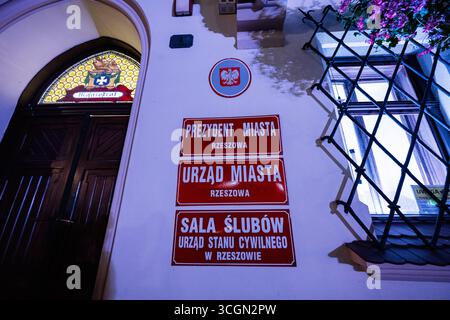 Rzeszow, Polonia - 22 agosto 2025: Ingresso con cartello al municipio di Rzeszow in Polonia durante la notte Foto Stock