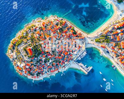 Veduta aerea del centro storico di Primosten, Sibenik, Croazia - scenografica destinazione estiva per le vacanze Foto Stock