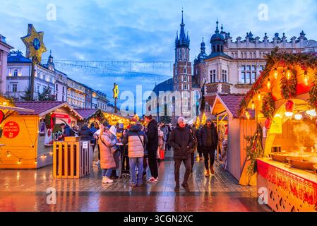 Cracovia, Polonia - 23 dicembre 2024. Mercatino di Natale in Piazza Ryenek, luci scintillanti e magica atmosfera invernale. Foto Stock
