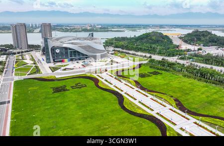 Yinchuan. 28 agosto 2025. Una foto aerea scattata il 28 agosto 2025 mostra una vista fuori dalla sede della settima esposizione Cina-Stati arabi a Yinchuan, nella regione autonoma Ningxia Hui della Cina nord-occidentale. Crediti: Feng Kaihua/Xinhua/Alamy Live News Foto Stock