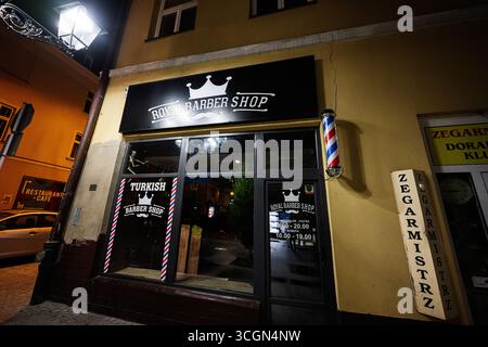 Rzeszow, Polonia - 22 agosto 2025: Negozio di barbiere reale di notte situato a Rzeszow, Polonia, che presenta uno stile classico. Foto Stock