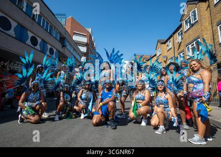 Londra, Regno Unito, 25 agosto 2025, il Carnevale di Notting Hill si svolge sulle strade di Notting Hill durante il fine settimana festivo. Nel suo 57esimo anno, è ancora il più grande Street party in Europa, celebrando la cultura caraibica. Foto del secondo giorno. Meno occupato rispetto agli anni precedenti, e meno arresti, Andrew Lalchan Photography/Alamy Live News Foto Stock