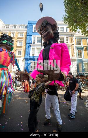 Londra, Regno Unito, 25 agosto 2025, il Carnevale di Notting Hill si svolge sulle strade di Notting Hill durante il fine settimana festivo. Nel suo 57esimo anno, è ancora il più grande Street party in Europa, celebrando la cultura caraibica. Foto del secondo giorno. Meno occupato rispetto agli anni precedenti, e meno arresti, Andrew Lalchan Photography/Alamy Live News Foto Stock