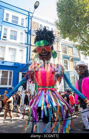 Londra, Regno Unito, 25 agosto 2025, il Carnevale di Notting Hill si svolge sulle strade di Notting Hill durante il fine settimana festivo. Nel suo 57esimo anno, è ancora il più grande Street party in Europa, celebrando la cultura caraibica. Foto del secondo giorno. Meno occupato rispetto agli anni precedenti, e meno arresti, Andrew Lalchan Photography/Alamy Live News Foto Stock