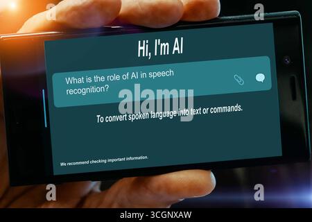 Qual è il ruolo dell'intelligenza artificiale nel riconoscimento vocale? Domanda per l'IA sullo schermo del tablet per convertire la lingua parlata in testo o comandi. Foto Stock
