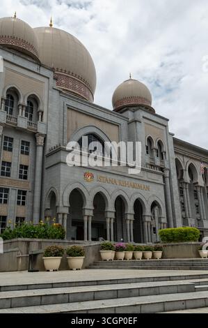 Il Tribunale federale della Malesia (Mahkamah Persekutuan Malaysia) sul Persiaran Perdana o Putrajaya Boulevard, è il viale più lungo di Putrajaya, Malaysi Foto Stock