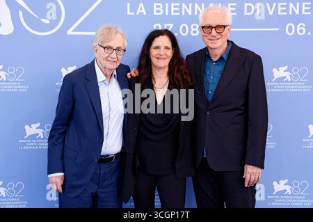 Seymour M. Hersh, Laura Poitras und Mark Obenhaus beim Photocall zum Dokumentarfilm cover-up auf der Biennale di Venezia 2025 / 82. Internationale Filmfestspiele von Venedig in Palazzo del Casinò. Venedig, 29.08.2025 *** Seymour M Hersh, Laura Poitras e Mark Obenhaus al photocall per la copertina del documentario alla Biennale di Venezia 2025 82 Mostra Internazionale del Cinema di Venezia al Palazzo del Casino Venezia, 29 08 2025 foto:xD.xBedrosianx/xFuturexImagex cover 5803 Foto Stock