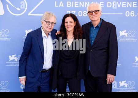 Seymour M. Hersh, Laura Poitras und Mark Obenhaus beim Photocall zum Dokumentarfilm cover-up auf der Biennale di Venezia 2025 / 82. Internationale Filmfestspiele von Venedig in Palazzo del Casinò. Venedig, 29.08.2025 *** Seymour M Hersh, Laura Poitras e Mark Obenhaus al photocall per la copertina del documentario alla Biennale di Venezia 2025 82 Mostra Internazionale del Cinema di Venezia al Palazzo del Casino Venezia, 29 08 2025 foto:xD.xBedrosianx/xFuturexImagex cover 5804 Foto Stock