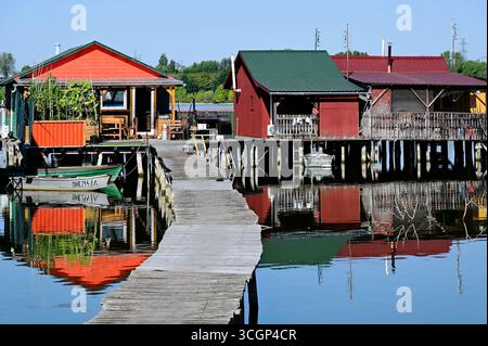 paesaggio galleggiante del villaggio di pescatori. Capanne da pesca su pali di legno a Bokod, vicino a Oroszlany, Ungheria. lago artificiale. calma, acqua ferma con riflessi Foto Stock