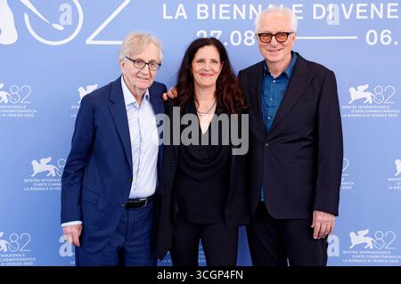 Seymour M. Hersh, Laura Poitras und Mark Obenhaus beim Photocall zum Dokumentarfilm 'cover-up' auf der Biennale di Venezia 2025 / 82. Internationale Filmfestspiele von Venedig in Palazzo del Casinò. Venedig, 29.08.2025 Foto Stock
