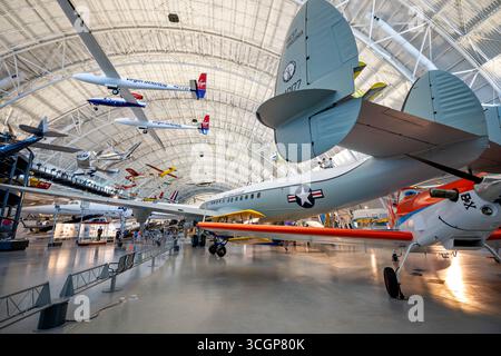 Steven F Udvar-Hazy Center West Virginia Air Guard C-121C Super Constellation Chantilly // CHANTILLY, Virginia — Lockheed C-121C Super Constellation Aircraft 54-0177, precedentemente della West Virginia Air National Guard, è una mostra di spicco presso lo Steven F. Udvar-Hazy Center. Questa versione da trasporto militare dell'L-1049 Super Constellation servì vari ruoli, tra cui trasporto e picchetto radar per l'Air Force. Lo Steven F. Udvar-Hazy Center è la struttura complementare del National Air and Space Museum di Washington DC e ospita una grande collezione di aerei e veicoli spaziali, MAN Foto Stock