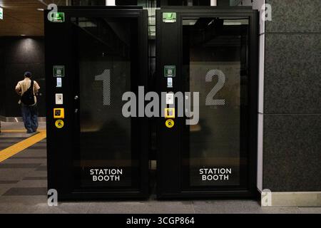Cabina telefonica, spazio di lavoro privato, cassetta degli uffici nella stazione ferroviaria di Shibuya per i giapponesi, i viaggiatori utilizzano servizi di lavoro urgente o servizi prioritari Foto Stock