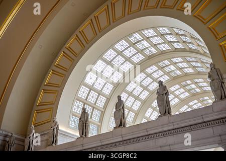 Union Station Great Hall statue del soldato romano soffitto a volta lucernario Washington DC // WASHINGTON DC - le statue dei soldati romani sono ben visibili nella Great Hall of Union Station, Washington DC. Queste 46 figure scolpite, progettate da Louis Saint-Gaudens e eseguite da James Earle Fraser, fiancheggiano il livello superiore della sala d'attesa principale. Si trovano sotto il magnifico soffitto a volta e l'ampio lucernario della stazione, contribuendo alla sua architettura classica di ispirazione romana. Progettata da Daniel Burnham, Union Station è stata inaugurata nel 1907 ed è un esempio significativo di arco Beaux-Arts Foto Stock