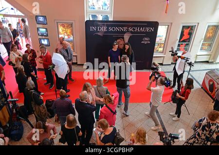 28.08.2025 Filmpalast Deutschland/ Sachsen Anhalt/ Altmark/ Altmarkkreis Salzwedel/ Stadt Salzwedel/ Filmpalast/ Kino/ Premiere Iin die Sonne schauen / mit dabei das Filmteam/ Eingangsportal/ Roter Teppich/ kurz vor der ersten Vorstellung/ Die Drehbuchautorinnen 600 gezählt 28 2025 Foto Stock