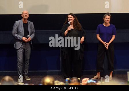28.08.2025 Filmpremiere Deutschland/ Sachsen Anhalt/ Altmark/ Altmarkkreis Salzwedel/ Stadt Salzwedel/ Filmpalast/ Kino/ Premiere Iin die Sonne schauen / mit dabei das Filmteam/ Die erste Vorstellung ist zu Ende/ Besucher und die Regisseurinnen besprechen den Film/ Produzent Lucas Schmidt spricht vor der Leinwand mit Mascha Schilinski und Louise Peter ***Nutzung nur redaktionell*** *** 28 08 2025 Anteprima cinematografica Germania Sassonia Anhalt Altmark Altmarkkreis Salzwedel Stadt Salzwedel Filmpalast Kino Premiere Iin die Sonne schauen con il team cinematografico la prima proiezione è sui visitatori e sul diretto Foto Stock