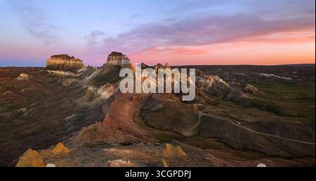 Panorama aereo della valle di Airakty al tramonto, Mangystau, Kazakistan occidentale Foto Stock