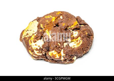 Assortimento di prodotti da forno esposti su una superficie in legno con vari stili e sapori Foto Stock