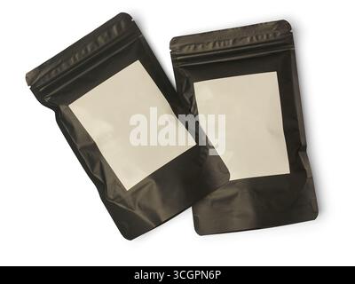 due sacchetti in busta o in lamina neri con etichetta vuota sfondo bianco isolato, modello di imballaggio flessibile utilizzato per gli articoli alimentari Foto Stock