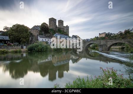Una città con un castello e un fiume. Il centro storico di notte in una fotografia paesaggistica di Runkel nel distretto centrale dell'Assia Limburgo-Weilburg Foto Stock