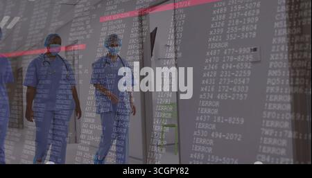 Team medico ambulante che indossa cappelli chirurgici e stetoscopi nel corridoio dell'ospedale, sovrapposizione glitch Foto Stock