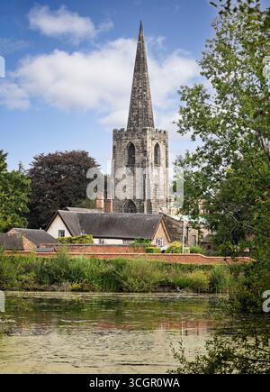 St Mary's Church di Attenborough vista dall'altra parte del lago dalla riserva naturale di Attenborough, Nottinghamshire, Regno Unito, il 24 agosto 2025 Foto Stock