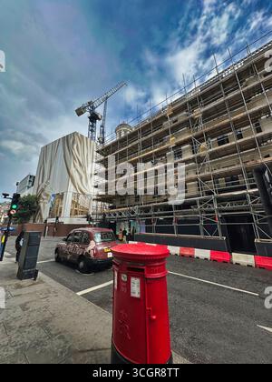 Londra, W1 - Regno Unito 28 agosto 2025 i lavori di ristrutturazione proseguono nel quartiere di LondonÕs Mayfair - qui all'angolo tra Brook Street e New Bond StRe Foto Stock