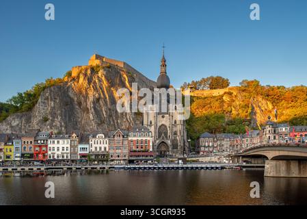Cittadella e Chiesa gotica Collegiata del XIII secolo di Notre Dame de Dinant in città lungo il fiume Mosa, provincia di Namur, Vallonia, Belgio Foto Stock