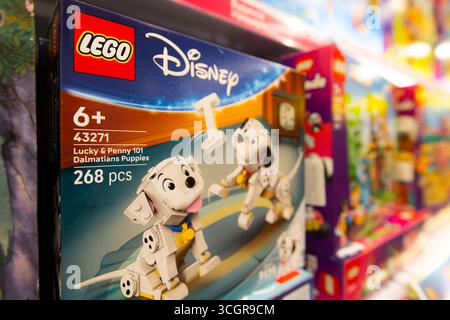 Leopoli, Ucraina - 29 agosto 2025: Primo piano di un set box LEGO Disney per "Lucky & Penny 101 Dalmatians Puppies" su uno scaffale del negozio. Foto Stock