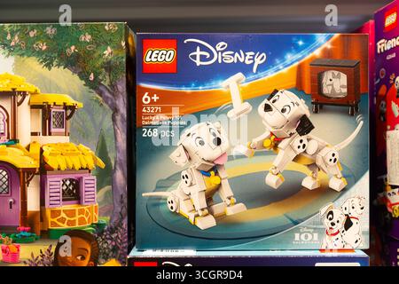 Leopoli, Ucraina - 29 agosto 2025: Primo piano di un set box LEGO Disney per "Lucky & Penny 101 Dalmatians Puppies" su uno scaffale del negozio. Foto Stock