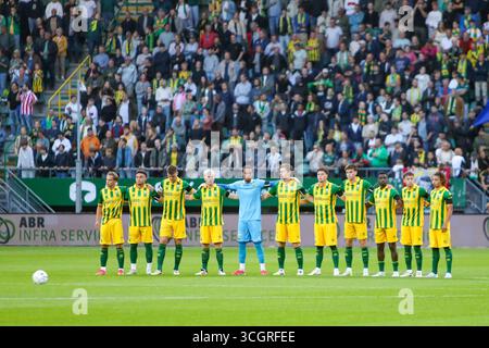 Den Haag, Paesi Bassi. 29 agosto 2025. DEN HAAG, 29-08-2025, Werktalent Stadium, stagione 2025/2026, calcio olandese Keuken Kampioen Divisie, partita tra ADO Den Haag e Helmond Sport, l'immagine mostra un minuto di silenzio in ricordo di Loek van Driel crediti: Pro Shots/Alamy Live News Foto Stock