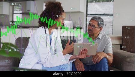 Medico che indossa lo stetoscopio seduto sul divano di casa con un tablet per la visualizzazione del paziente e carte mobili Foto Stock