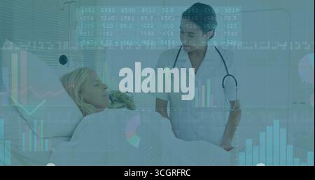 Infermiere in piedi in uniforme con stetoscopio che esamina il paziente nella stanza dell'ospedale con sovrapposizioni digitali Foto Stock