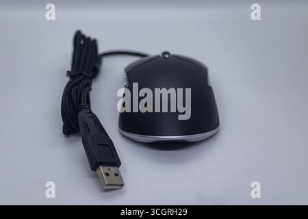 Mouse ergonomico nero cablato con connettore USB su sfondo bianco isolato Foto Stock