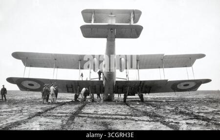 Vickers Vernon Aircraft del No. 70 Squadron Royal Air Force nose down a causa dell'atterraggio su fango pesante a RAF Hinaidi, Iraq, febbraio 1926. Foto Stock