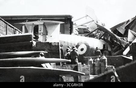 Vickers Vernon Aircraft del No. 45 Squadron Royal Air Force in seguito a un incidente in un edificio durante il decollo a RAF Hinaidi, Iraq, che uccise sette persone, 26/07/1926. Foto Stock